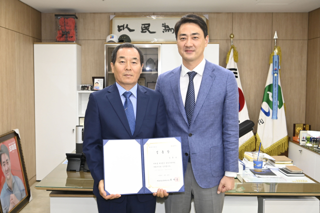김종호(왼쪽) 전 달성군 자치행정국장이 달성문화재단 새 대표이사에 선임됐다. 달성군 제공.