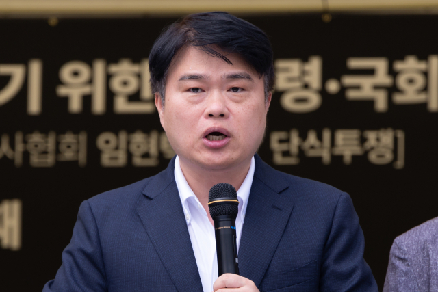 임현택 대한의사협회 회장이 26일 오후 서울 용산구 대한의사협회에서 단식투쟁 기자회견을 하고 있다. 연합뉴스