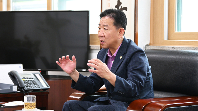 정영수 서구의회 후반기 신임 의장이 인터뷰 중 발언하고 있다. 서구의회 제공