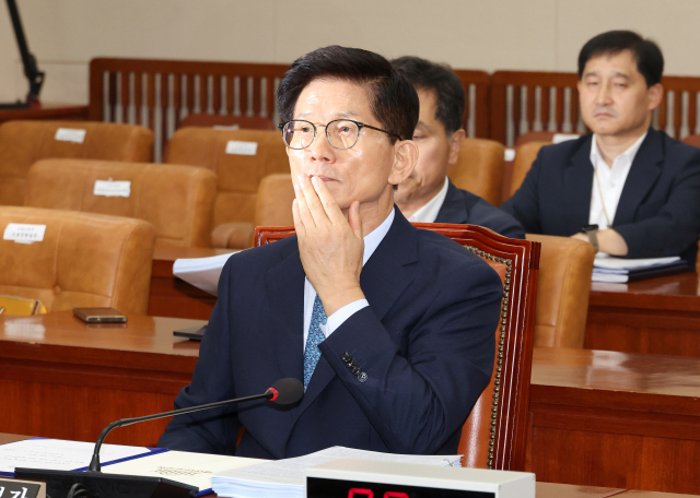 김문수 고용노동부 장관 후보자가 26일 오전 국회에서 열린 인사청문회에 참석해 자리하고 있다. 연합뉴스