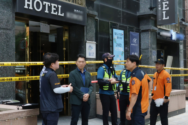 26일 오전 경기도 부천시 원미구 한 호텔에서 경기남부경찰청 부천 호텔 화재 수사본부 관계자들이 현장 조사를 마치고 나와 있다. 연합뉴스