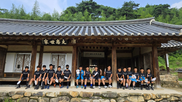 대만 가오슝 룽화초등학교 유소년 축구팀이 지난 26일 고령군 쌍림면 개실마을을 방문했다. 고령군 제공