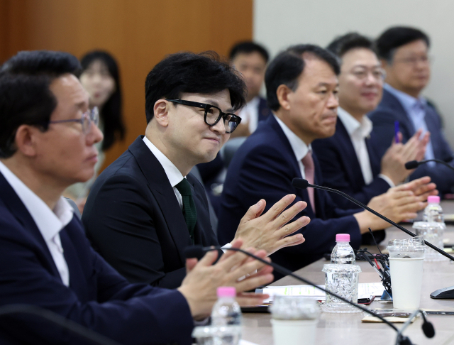 국민의힘 한동훈 대표가 27일 오전 서울 영등포구 한국거래소에서 열린 자본시장 관계자와의 현장간담회에서 참석자 소개에 박수를 치고 있다. 연합뉴스
