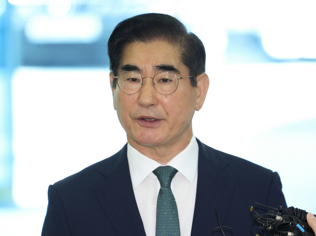김용현 국방부 장관 후보자가 16일 오전 서울 용산구 육군회관에 마련된 인사청문회 준비 사무실로 출근하며 취재진의 질문에 답하고 있다. 연합뉴스