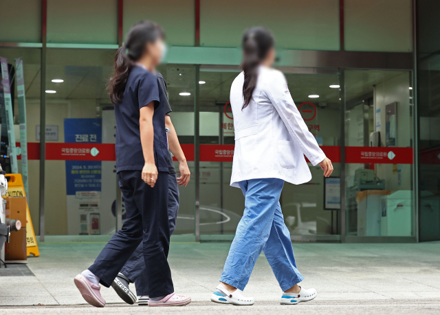 전국보건의료산업노동조합(보건의료노조)이 오는 29일 파업 돌입을 밝힌 가운데 27일 서울 국립중앙의료원에서 의료진이 걸어가고 있다. 연합뉴스