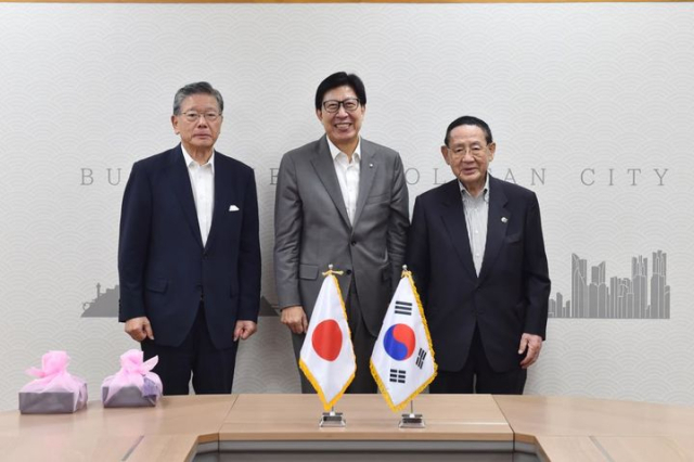 박형준 부산시장(가운데)이 지난 27일 오후 부산시청 국제의전실에서 다노세 료타로 일본 나라현 한일친선협회장 겸 야마토대학 총장을 접견하고 기념촬영을 하고 있다. [사진=부산시]