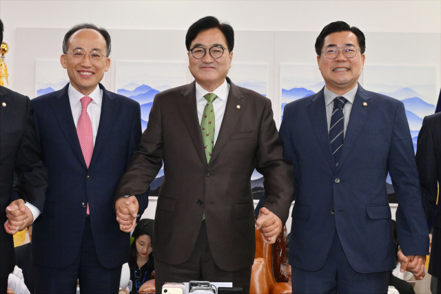 우원식 국회의장(가운데)과 국민의힘 추경호 원내대표(왼쪽), 더불어민주당 박찬대 원내대표가 28일 서울 여의도 국회에서 열린 여야 원내대표 회동에 앞서 기념 촬영을 하고 있다. 연합뉴스