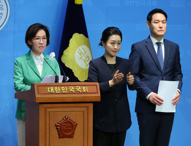 국회 여성가족위원회 이인선 위원장이 27일 오후 서울 여의도 국회 소통관에서 불법합성물인 딥페이크 유포 범죄 관련 기자회견을 하고 있다. 연합뉴스