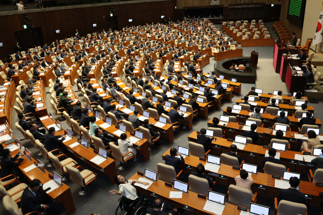 28일 오후 구하라법, 전세사기특별법 등 민생 법안을 처리 중인 본회의장의 여야 의원석이 빈자리 없이 꽉 차 있다. 재적 300인 중 295명의 의원이 재석한 가운데 열린 이날 본회의에서는 22대 국회 개원 이후 처음으로 여야가 합의로 민생 법안을 처리했다. 연합뉴스