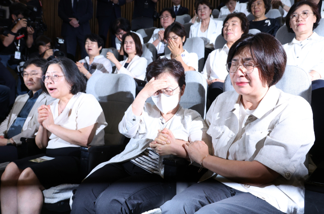 28일 국회 본회의에서 간호법이 통과되자 방청하던 전현직 간호사들이 기쁨의 눈물을 흘리고 있다. 연합뉴스