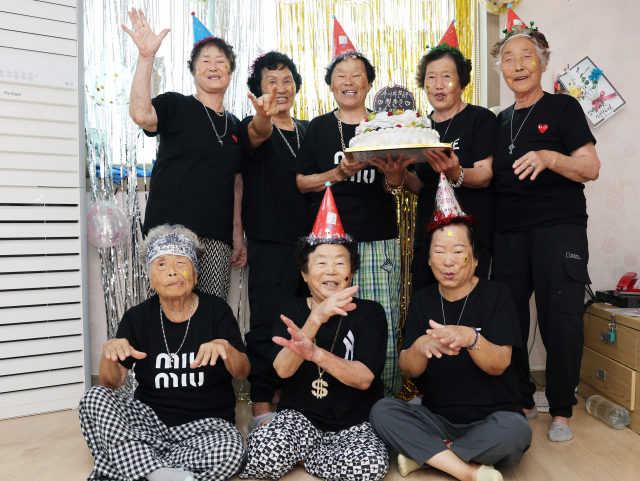 경북 칠곡군 할매래퍼그룹 수니와칠공주가 데뷔 1주년을 맞아 축하를 하고 있다. 칠곡군 제공