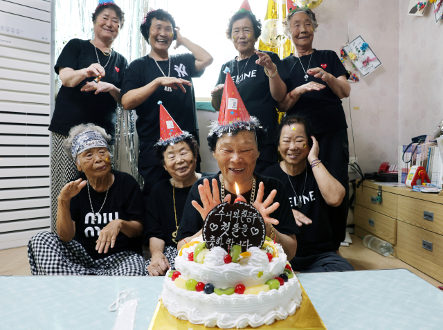 경북 칠곡군 할매래퍼그룹 수니와칠공주가 데뷔 1주년을 맞아 축하를 하고 있다. 칠곡군 제공