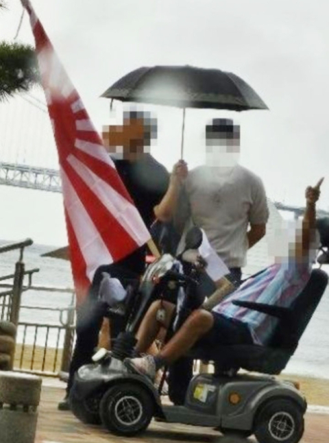 부산 광안리 해수욕장에서 전동휠체어에 욱일기를 매단 70대 남성. 서경덕 교수팀