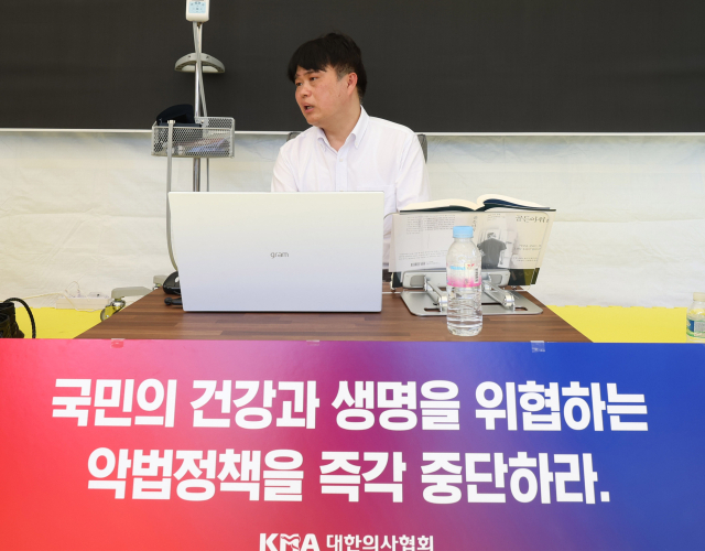 진료지원(PA) 간호사의 의료 행위를 법으로 보호하는 것을 골자로 한 간호법 제정안이 국회를 통과한 28일 오후 서울 용산구 대한의사협회에서 3일째 단식을 이어가는 임현택 의협 회장이 의대생 학부모와 대화를 나누고 있다. 연합뉴스