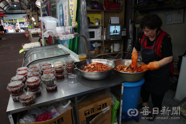 지난달 29일 오전 대구 남구 봉덕시장 반찬가게. 정운철 기자 woon@imaeil.com