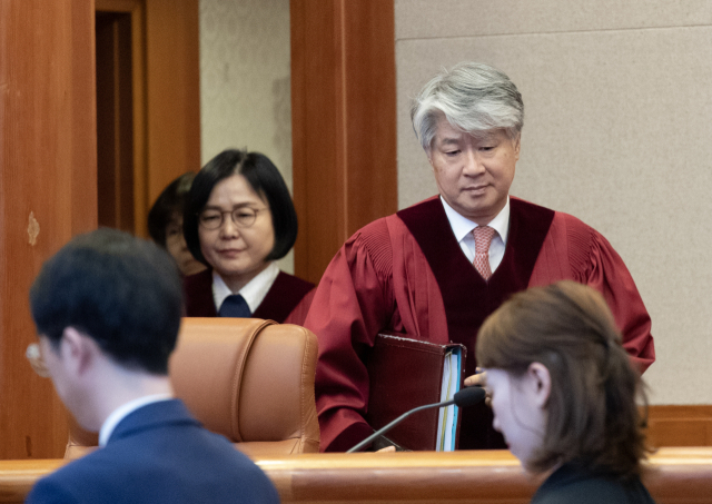 이종석 헌법재판소장을 비롯한 헌법재판관들이 29일 오후 헌법소원·위헌법률 심판이 열린 서울 종로구 헌법재판소 심판정에 입장하고 있다. 연합뉴스