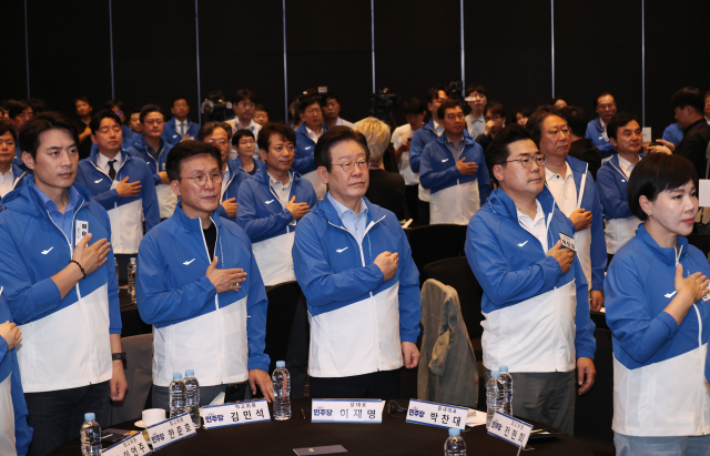 더불어민주당 이재명 대표와 박찬대 원내대표 등이 29일 영종도 네스트호텔에서 열린 2024 정기국회 국회의원 워크숍에서 국기에 경례하고 있다. 연합뉴스