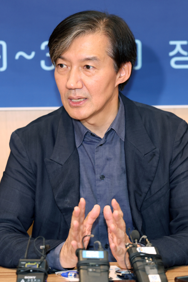 29일 오후 전남 영광군 영광읍 호텔 더 스타에서 열린 조국혁신당 국회의원 워크숍에서 조국 당대표가 기자들과 이야기하고 있다. 연합뉴스