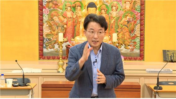 사공정규 동국의대 정신건강의학과 교수가 8월 27일 국회 정각선원에서 개최된 『마음행복 토크 콘서트』에서 열강하고 있다. 사공정규 교수 제공.