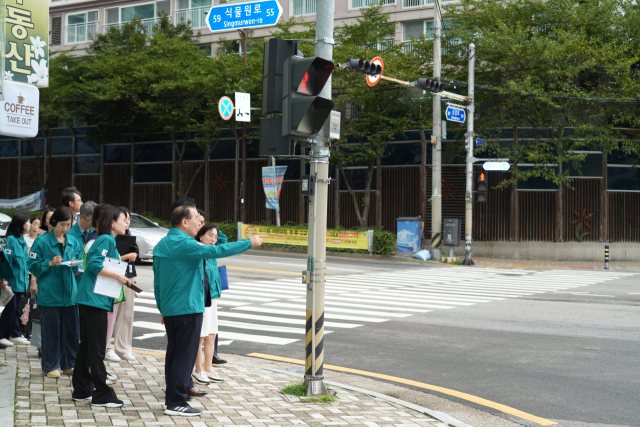 하윤수 부산시교육감이 30일 오전 부산 금정초와 온천초 인근 통학로 안전점검을 벌이고 있다. [사진=부산교육청]