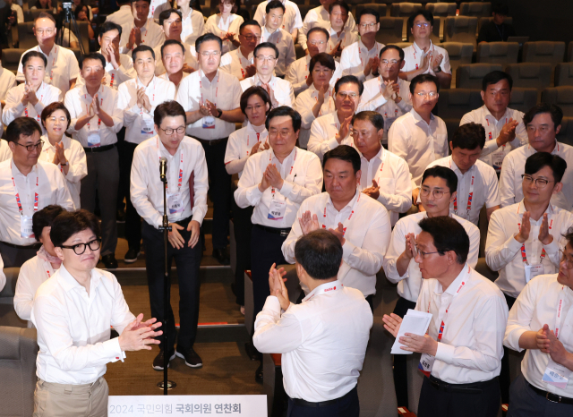 국민의힘 한동훈 대표와 추경호 원내대표 등이 30일 인천 영종도 인천국제공항공사 인재개발원에서 열린 2024 국회의원 연찬회에서 결의문을 낭독한 뒤 박수를 치고 있다. 연합뉴스