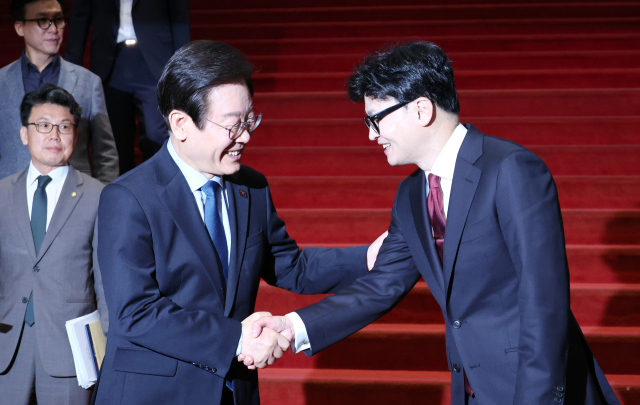 국민의힘 한동훈 대표와 더불어민주당 이재명 대표(왼쪽)가 1일 오후 국회에서 채상병 특검법, 금융투자소득세 폐지, 전 국민 25만원 지원법 등을 논의하는 여야 대표 회담을 마친 뒤 인사하고 있다. 연합뉴스