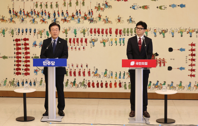 더불어민주당 이재명 대표가 1일 오후 국회에서 열린 채상병 특검법, 금융투자소득세 폐지, 전 국민 25만원 지원법 등을 논의하는 여야 대표 회담에 앞서 발언하고 있다. 오른쪽은 국민의힘 한동훈 대표. 연합뉴스