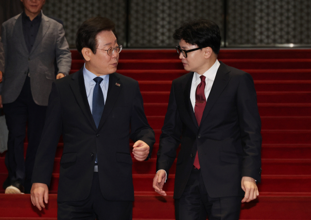 국민의힘 한동훈 대표와 더불어민주당 이재명 대표(왼쪽)가 1일 오후 국회에서 채상병 특검법, 금융투자소득세 폐지, 전 국민 25만원 지원법 등을 논의하는 여야 대표 회담을 마친 뒤 이동하며 대화하고 있다. 연합뉴스