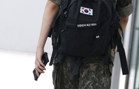 북한군 귀순 도운 두 병사, '29박 30일' 특별 포상 휴가 받았다