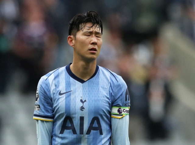 토트넘의 손흥민이 1일 영국 뉴캐슬의 세인트제임스 파크에서 열린 2024-2025 EPL 3라운드 뉴캐슬과의 경기가 패배로 끝난 뒤 아쉬움을 감추지 못하고 있다. 연합뉴스