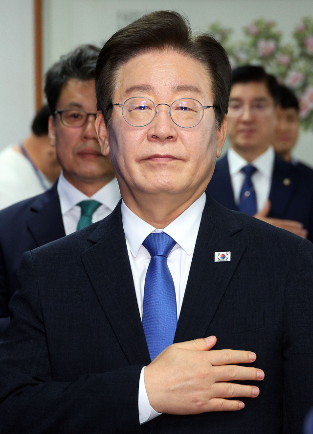 더불어민주당 이재명 대표가 2일 오전 국회 의원회관에서 열린 서울·인천·강원 예산정책협의회에서 국민의례를 하고 있다. 연합뉴스
