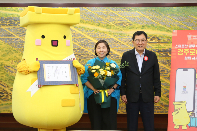 주낙영(오른쪽) 경주시장이 캐릭터 