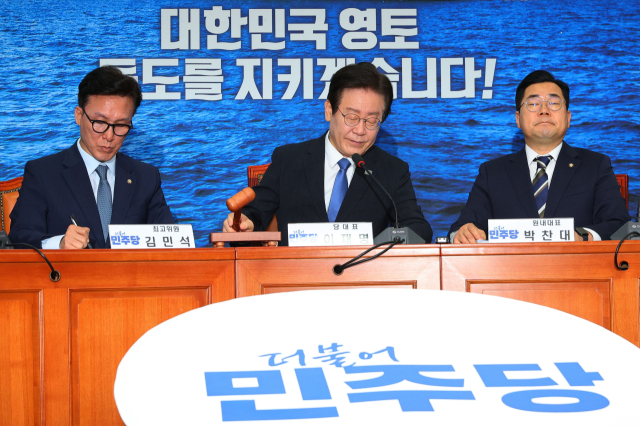 더불어민주당 이재명 대표(가운데)가 2일 오전 서울 여의도 국회에서 열린 최고위원회의에서 회의 속개를 선언하고 있다. 연합뉴스