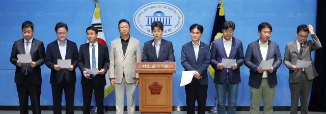 문재인 정부 청와대 및 내각 출신 민주당 의원들이 지난 1일 국회 소통관에서 문 전 대통령 수사 관련 규탄 기자회견을 하고 있다. 연합뉴스