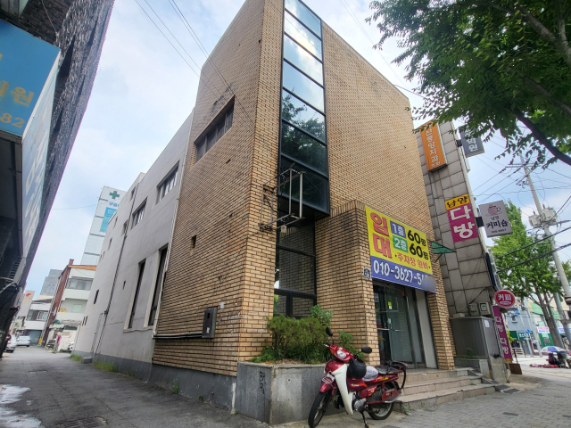 2일 대구 서구 비산동 서대구농협 옛 비산지점 건물에 임대 현수막이 붙어 있다. 서대구농협은 최근 이 건물에 대한 매각 내용을 공고했다. 정은빈 기자