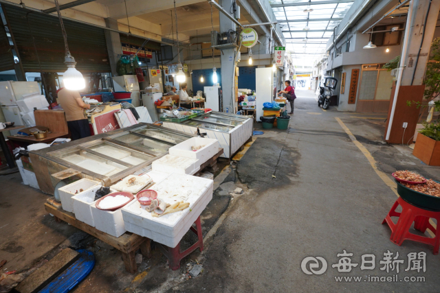 추석을 2주 앞둔 2일 대구 남구 대명동 광덕시장이 한산한 모습을 보이고 있다. 안성완 기자 asw0727@imaeil.com
