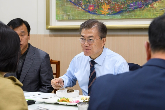 문재인 대통령이 2017년 5월 12일 청와대 위민2관 직원식당에서 직원들과 점심식사를 함꼐 했다. 메뉴는