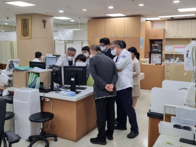 국민의힘 한동훈 대표가 2일 오후 서울 영등포구 가톨릭대학교 여의도성모병원 응급의료센터를 찾아 의료현장 상황을 점검하고 있다. 연합뉴스