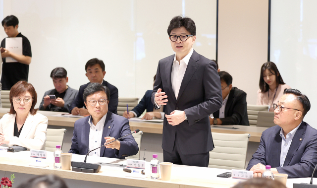국민의힘 한동훈 대표가 3일 오후 경북 구미시 산동읍에 위치한 반도체 소재·부품 전문기업인 원익큐엔씨를 방문해 인사말하고 있다. 연합뉴스