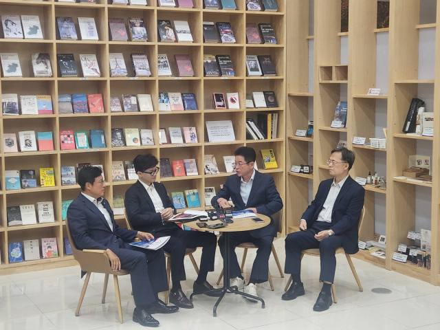 한동훈 국민의힘 당대표는 3일 새마을테마공원 북카페에서 이철우 경북도지사를 면담하고 경상북도 주요 현안에 대한 의견을 나눴다. 이영광 기자