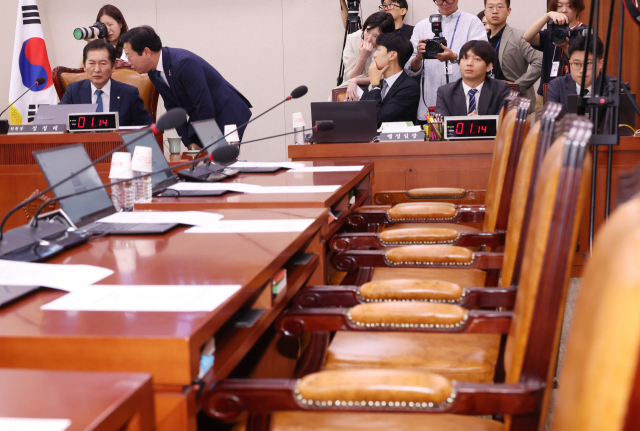 4일 순직해병 특검법 상정에 반발한 국민의힘 의원들이 불참한 가운데 국회 법제사법위원회가 열리고 있다. 연합뉴스