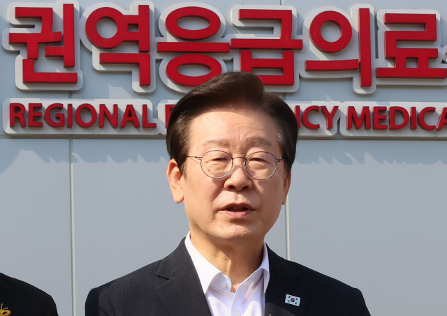 더불어민주당 이재명 대표가 4일 민주당 의료대란대책특위와 함께 서울 성북구 고려대학교 안암병원을 방문, 추석명절 의료 대응 여력 등을 살핀 뒤 취재진 질문에 답하고 있다. 연합뉴스