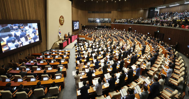 지난해 9월 2일 서울 여의도 국회 본회의장에서 열린 제22대 국회 개원식 겸 제418회국회(정기회) 개회식에서 우원식 국회의장을 비롯한 의원들이 선서하고 있다. 연합뉴스