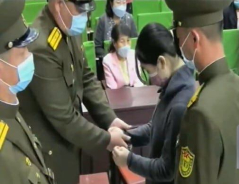 한국 드라마 봤다고…北, 10대 소녀 수갑 채우고 부모 신상 공개