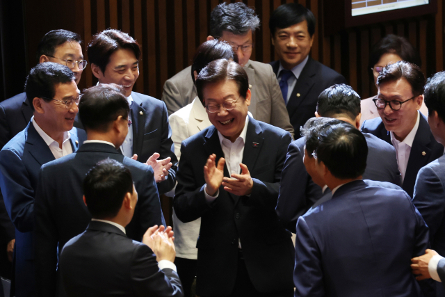 더불어민주당 이재명 대표가 4일 오전 국회 본회의에서 교섭단체 대표 연설을 마친 박찬대 원내대표에게 박수를 보내고 있다. 이날 박 원내대표는 친일 프레임의 자극적인 표현과 윤석열 대통령 탄핵을 암시하는 등 총공세를 펼쳤지만 