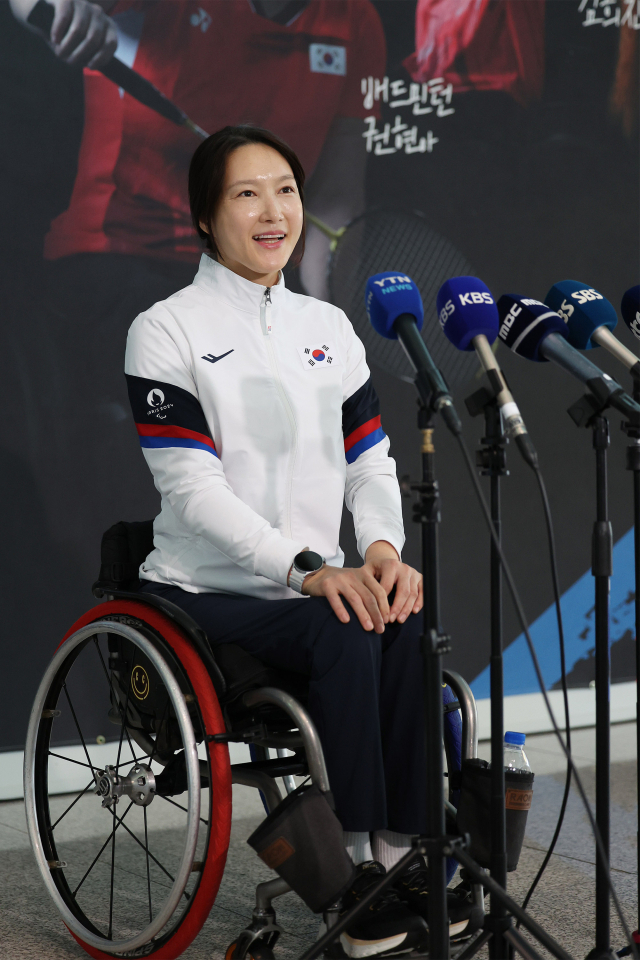 2024 파리 패럴림픽에 출전하는 대한민국 선수단의 펜싱 조은혜가 21일 오전 인천국제공항에서 출국에 앞서 취재진과 인터뷰를 하고 있다. 연합뉴스