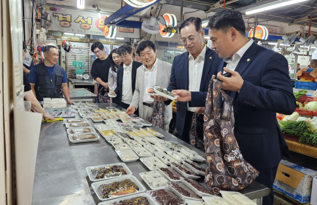 5일 오전 포항시 북구 두호동 두호종합시장에서 포항시의회 경제산업위원회 위원들이 한가위 맞이 전통시장 장보기 행사를 갖고 있다. 포항시의회 제공.