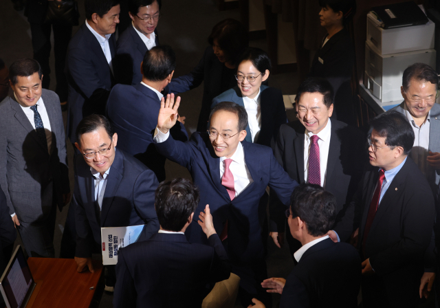 국민의힘 추경호 원내대표가 5일 국회 본회의에서 교섭단체 대표연설을 마치고 동료 의원들과 인사하고 있다. 연합뉴스