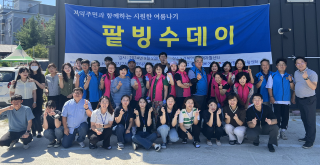 국제로타리3630지구 서안동로타리클럽과 경북안동지역자활센터 5일 자활 근로사업 참여주민들을 대상으로 팥빙수데이 후원행사를 개최하고 기념 촬영하고 있다. 안동자활센터 제공