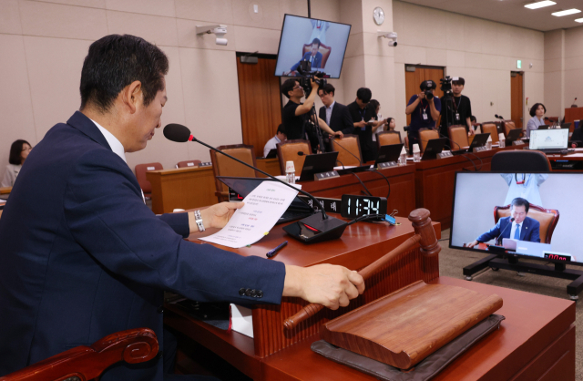 4일 순직해병 특검법 상정에 반발한 국민의힘 의원들이 불참한 가운데 국회 법제사법위원회에서 정청래 위원장이 의사봉을 두드리고 있다. 연합뉴스
